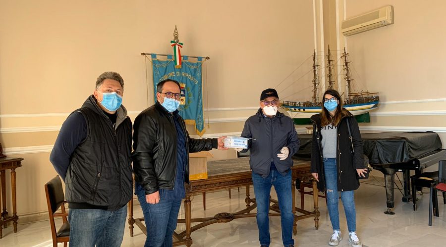 Riposto, l’Antica Farmacia, dona alla città un migliaio di mascherine