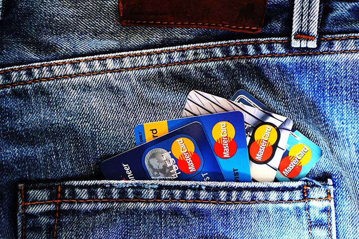 Comode, sicure ed economiche: aumentano i risparmiatori che acquistano le carte di credito prepagate