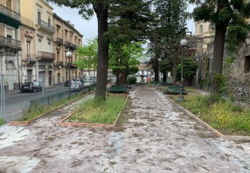 Giarre, duro atto di accusa del parroco del Duomo, Nino Russo: "Povera citt&agrave; disamministrata". Replica il sindaco