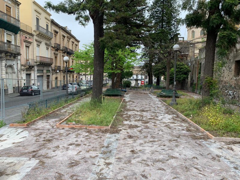 Giarre, duro atto di accusa del parroco del Duomo, Nino Russo: “Povera città disamministrata”. Replica il sindaco