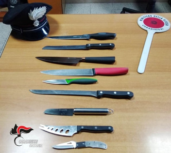 Gravina di Catania, giovane trasportava in auto 9 grossi coltelli: denunciato