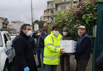 Coronavirus, il sindaco Pogliese consegna primi pacchi spesa "Catania aiuta Catania"