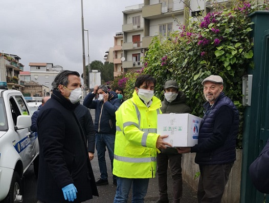 Coronavirus, il sindaco Pogliese consegna primi pacchi spesa “Catania aiuta Catania”