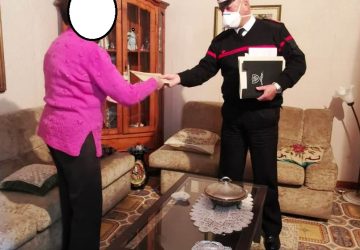 Giarre, il servizio di prossimit&agrave; dei carabinieri: consegnata pensione a 83enne