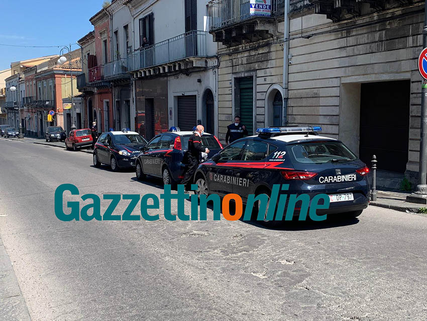 Giarre, blitz antidroga dei Cc in pieno giorno, in centro. Arrestato un 18enne  VD