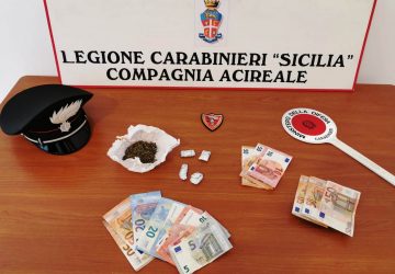 In auto con la droga in tasca pronti a spacciare: due denunciati