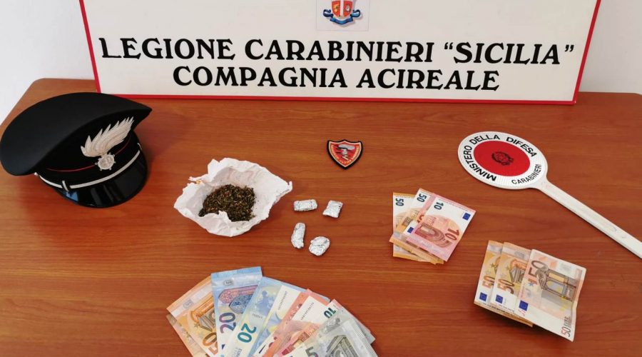 In auto con la droga in tasca pronti a spacciare: due denunciati