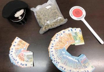 In giro con la droga da spacciare: inseguiti e arrestati