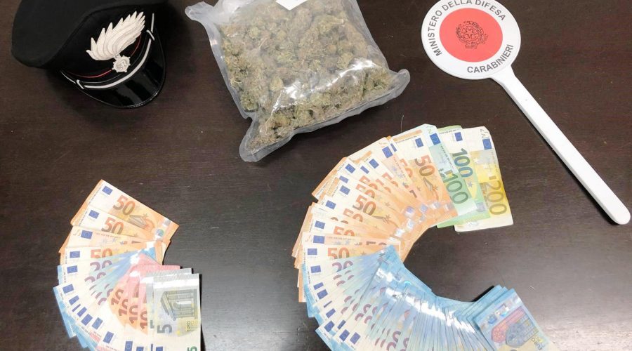 In giro con la droga da spacciare: inseguiti e arrestati