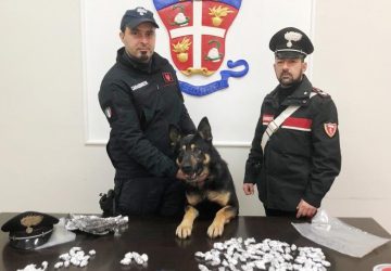 Lancia la droga dal balcone: arrestato 19enne di Patern&ograve;