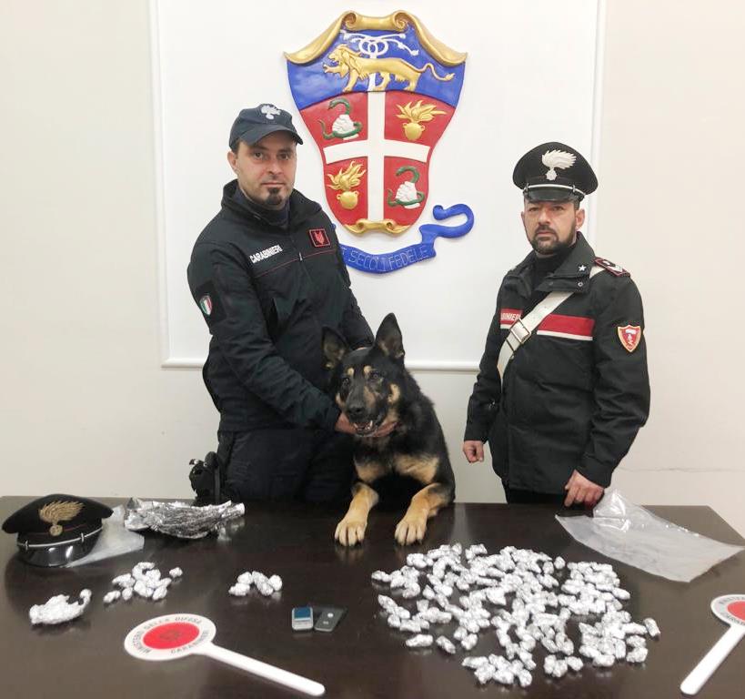 Lancia la droga dal balcone: arrestato 19enne di Paternò