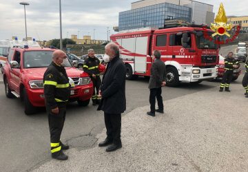 Emergenza Coronavirus, Vigili del fuoco rendono onore ai sanitari del Cannizzaro