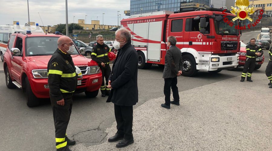 Emergenza Coronavirus, Vigili del fuoco rendono onore ai sanitari del Cannizzaro