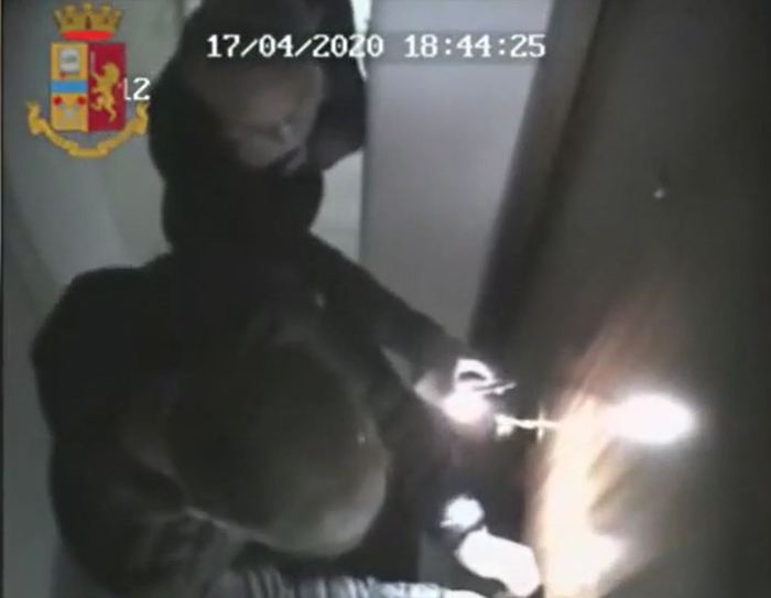 Tentato furto in una gioielleria, due arresti a Catania