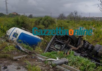 Autostrada A18, autocisterna si ribalta nei pressi di Fiumefreddo di Sicilia FOTO VIDEO