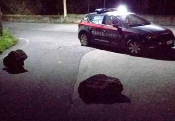 Zafferana, sorvegliato speciale colloca sulla strada dei macigni per non farsi controllare dai Cc