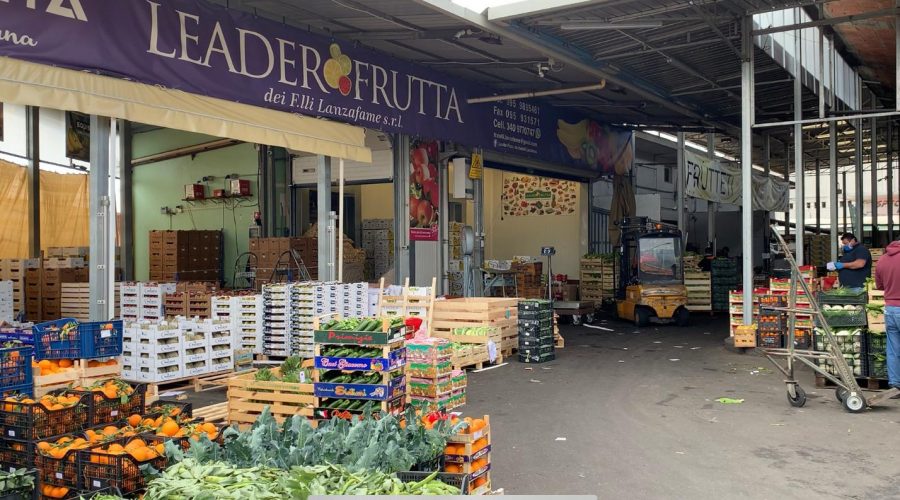 Giarre, il mercato ortofrutticolo non si ferma e sfida il Covid-19 VIDEOINCHIESTA