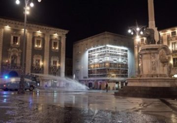 Catania, mezzi della polizia sanificano e strade