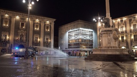 Catania, mezzi della polizia sanificano e strade
