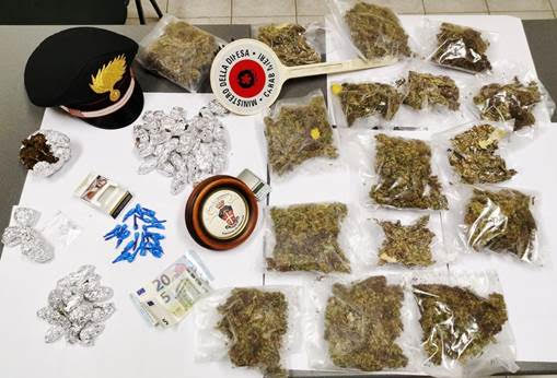Giarre, blitz dei carabinieri in via Consoli: scoperto mini market della droga (oltre 1 kg). Un arresto VD