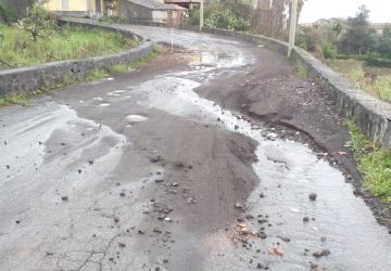 Via Dei Paoli a San Giovanni Montebello: un pantano. I residenti segnalano la latitanza del Comune