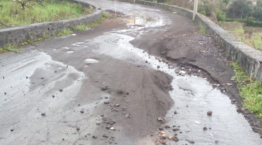 Via Dei Paoli a San Giovanni Montebello: un pantano. I residenti segnalano la latitanza del Comune