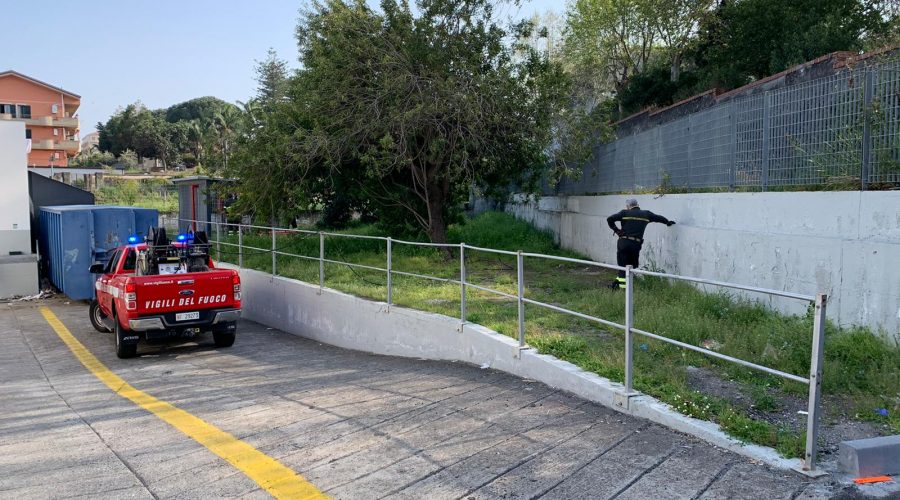 Giarre, incendio alle spalle di villa Margherita. Intervento dei VVF VD