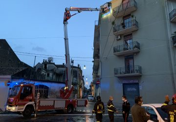 Riposto, intervento dei Vigili del fuoco: frammenti di cornicione pericolanti VD