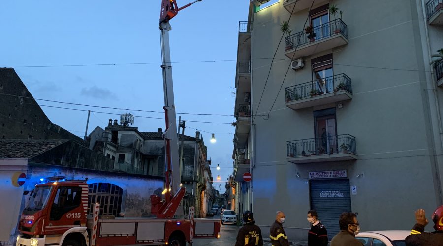 Riposto, intervento dei Vigili del fuoco: frammenti di cornicione pericolanti VD