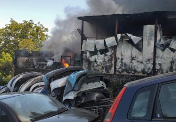 Aci Sant'Antonio, divampa incendio in autodemolizioni: 3 squadre dei Vvf al lavoro VIDEO