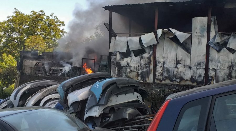 Aci Sant’Antonio, divampa incendio in autodemolizioni: 3 squadre dei Vvf al lavoro VIDEO