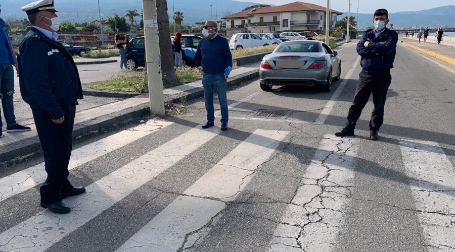 Riposto, il sindaco Caragliano “pattuglia” il lungomare: “Qui si rispettano le regole”