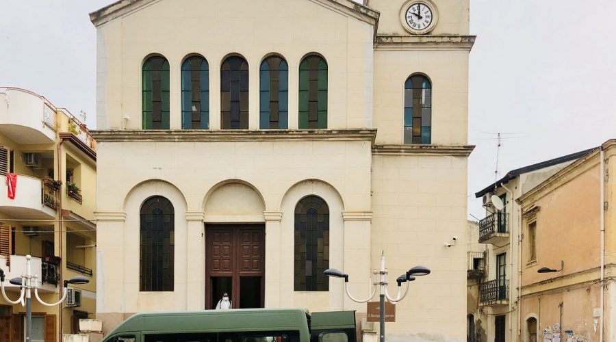 I nuclei disinfettori della Brigata “Aosta”, già intervenuti in 54 Comuni, sanificano Enti e sedi istituzionali