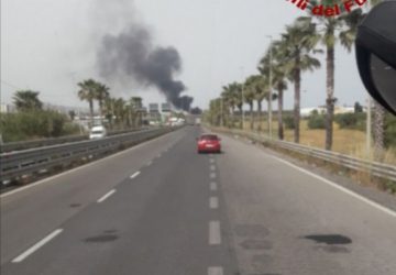 Catania, divampa incendio in discarica di pneumatici: colonne di fumo nero