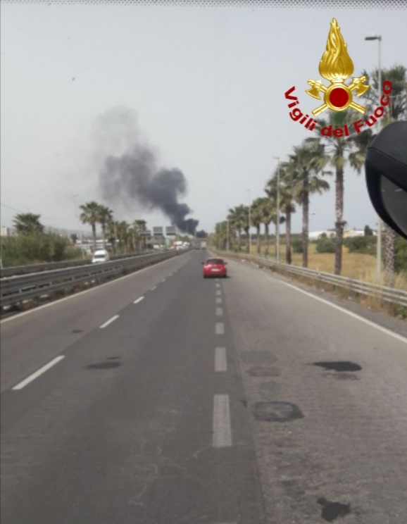 Catania, divampa incendio in discarica di pneumatici: colonne di fumo nero