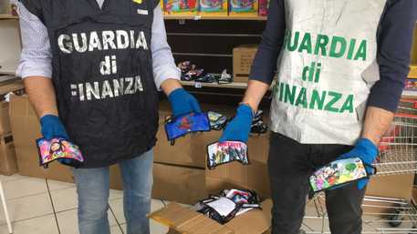 Misterbianco, sequestrate dalla GdF 3mila mascherine made in China