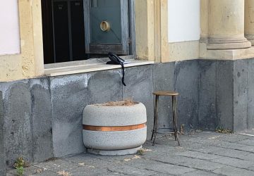 Giarre, centrale operativa dei Vigili sulla finestra del municipio dopo la sanificazione dei locali