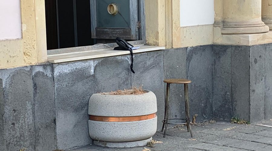 Giarre, centrale operativa dei Vigili sulla finestra del municipio dopo la sanificazione dei locali