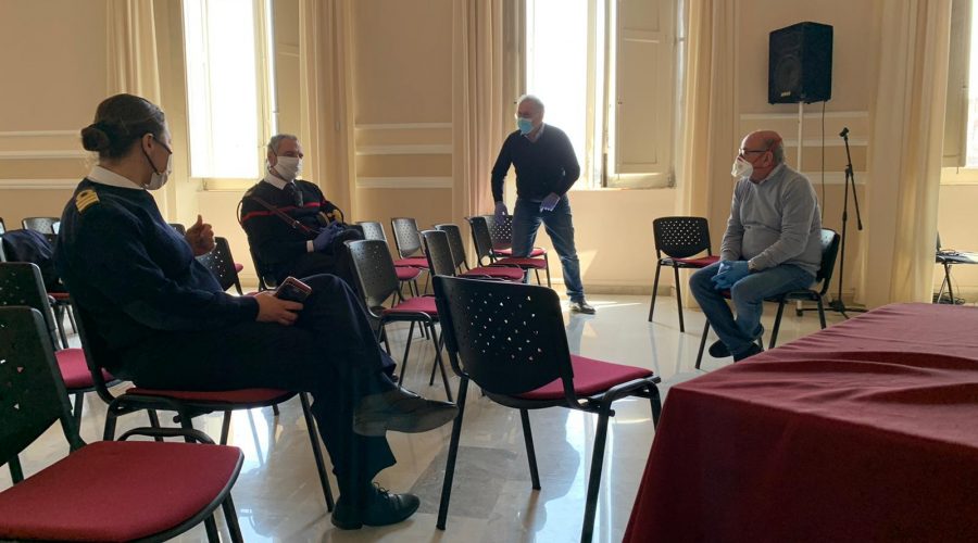 Riposto, troppi assembramenti sul lungomare. Il sindaco Caragliano: “Se si continua cosi lo renderò off limts”