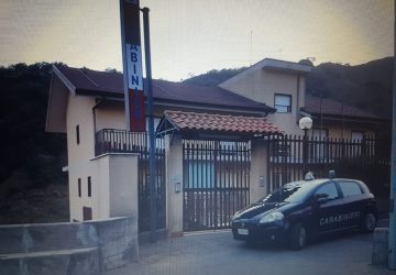 Gaggi: tentano di sottrarsi ad un controllo dei Carabinieri. Due uomini arrestati per droga e resistenza