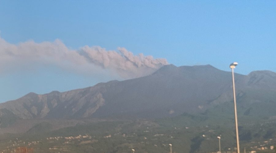 Il risveglio dell’Etna: emissione di cenere dal cratere sud est