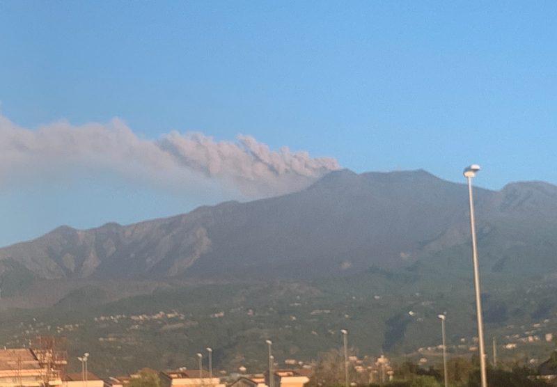 Il risveglio dell’Etna: emissione di cenere dal cratere sud est
