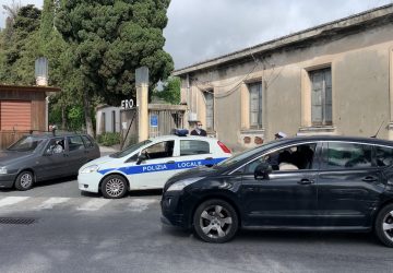 Giarre e la Fase 2. Riapre il cimitero e scoppia il caos. Interviene il comandante senza mascherina VIDEO