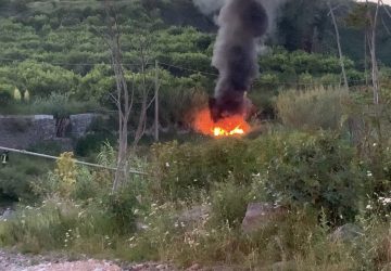 Giarre, a fuoco pila di pneumatici nel torrente Macchia: intervento dei Vigili del fuoco