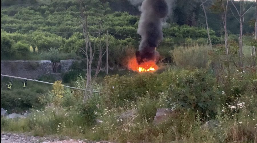 Giarre, a fuoco pila di pneumatici nel torrente Macchia: intervento dei Vigili del fuoco