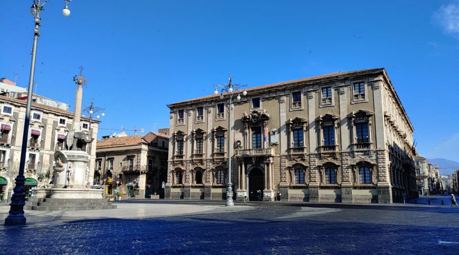 Catania, il Comune corre ai ripari: divieto di stazionamento in piazza Duomo e a San Giovanni Li Cuti