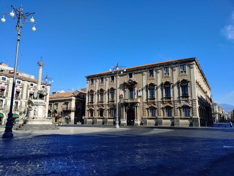 Catania, il Comune corre ai ripari: divieto di stazionamento in piazza Duomo e a San Giovanni Li Cuti
