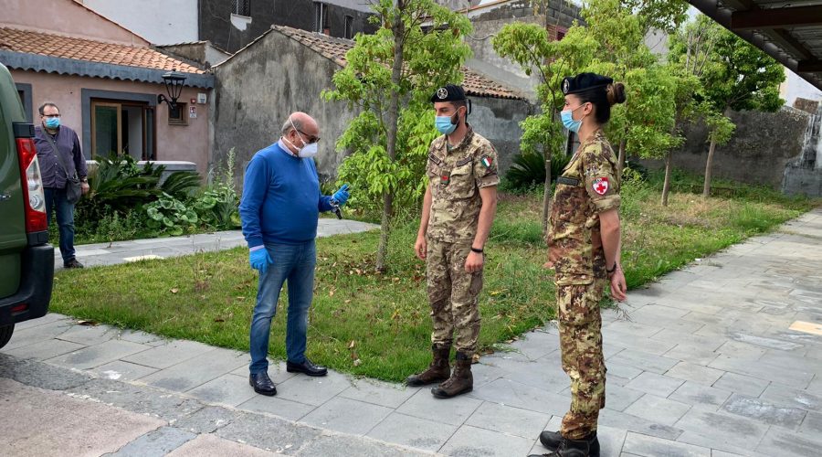 Riposto, partita la sanificazione dell’Esercito negli edifici comunali: il via da palazzo Vigo