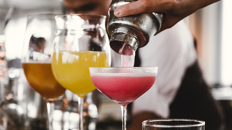 Catania, pub aperto serve cocktail ai clienti: sanzionato il titolare