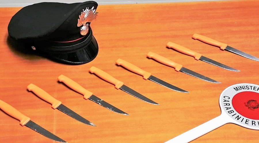 Ubriaco tenta di strangolare la compagna: arrestato